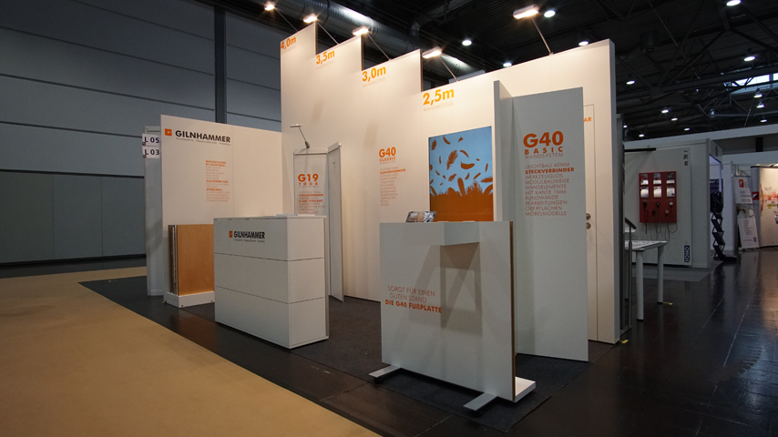 der Messestand aufgebaut aus Trennwänden und Leichtbausystemmöbeln ©GILNHAMMER